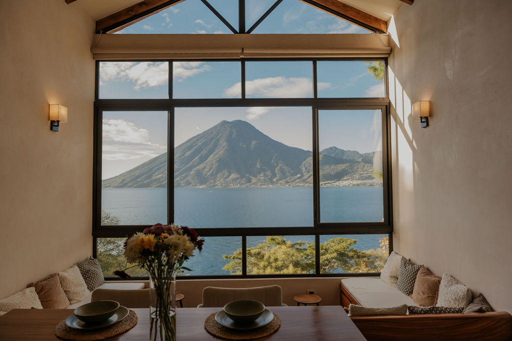 Vista del volcán y el Lago Atitlán desde Casa Floresta