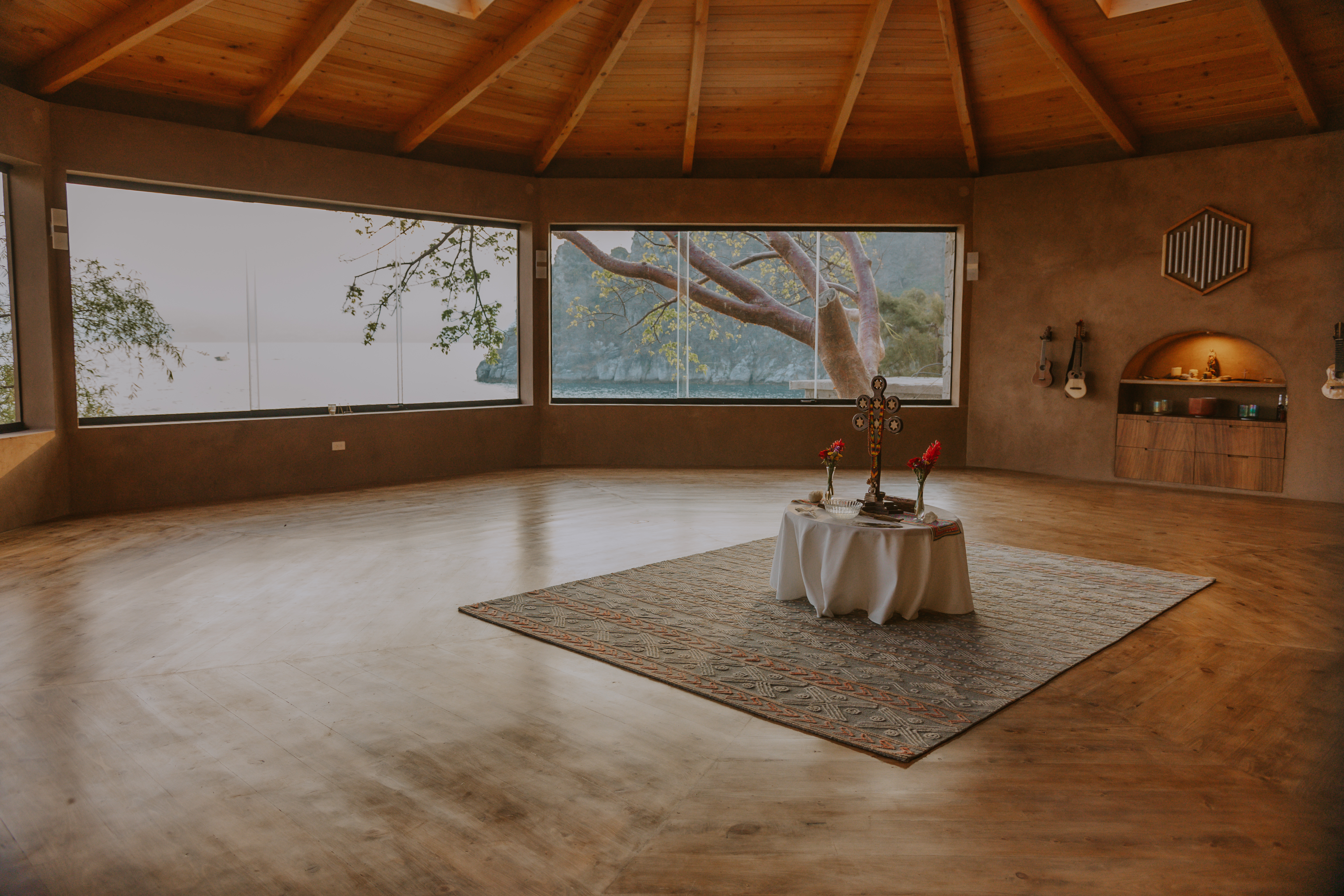 El shala de yoga en Casa Floresta, frente al Lago Atitlán
